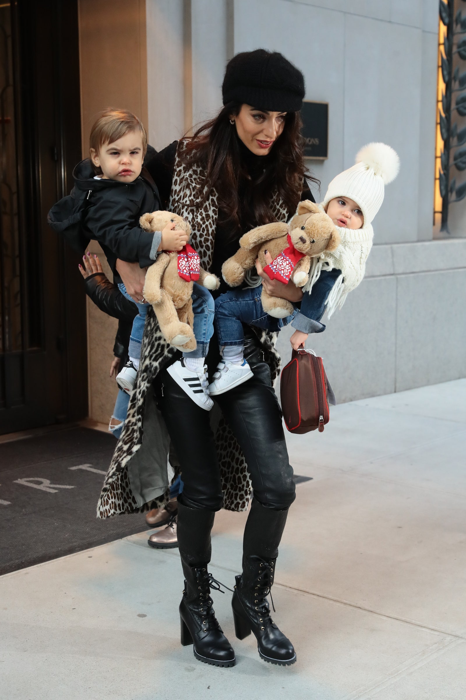 Амаль Клуни с сыном Александром и дочерью Эллой