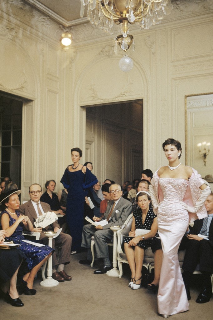 Виктуар в платье Amadis на показе Dior осеньзима 1954