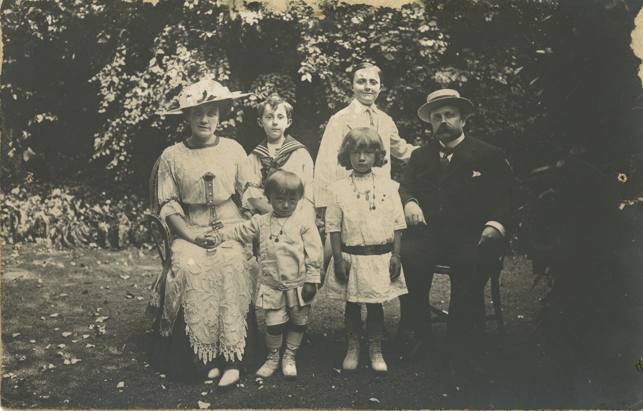 Семья Диор в саду «Румба» их виллы в Гранвиле