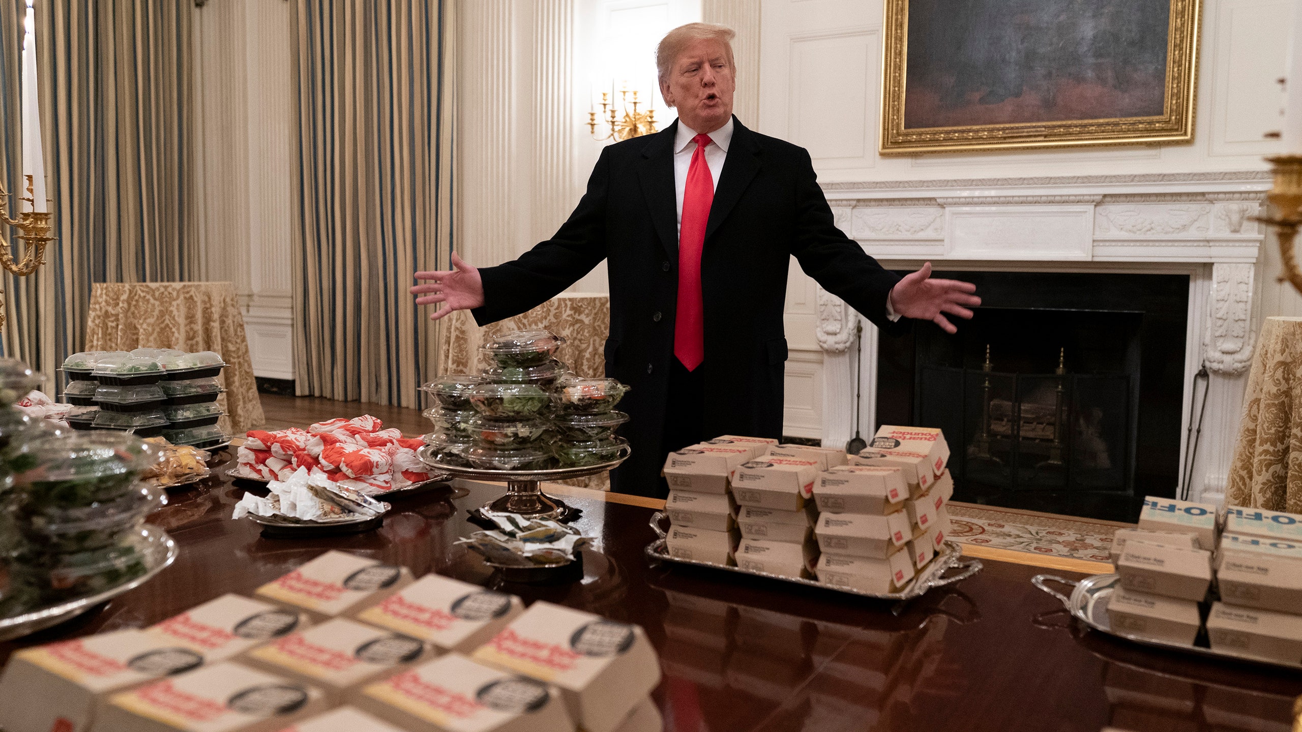 Дональд Трамп устроил в Белом доме прием с бургерами и картошкой фри