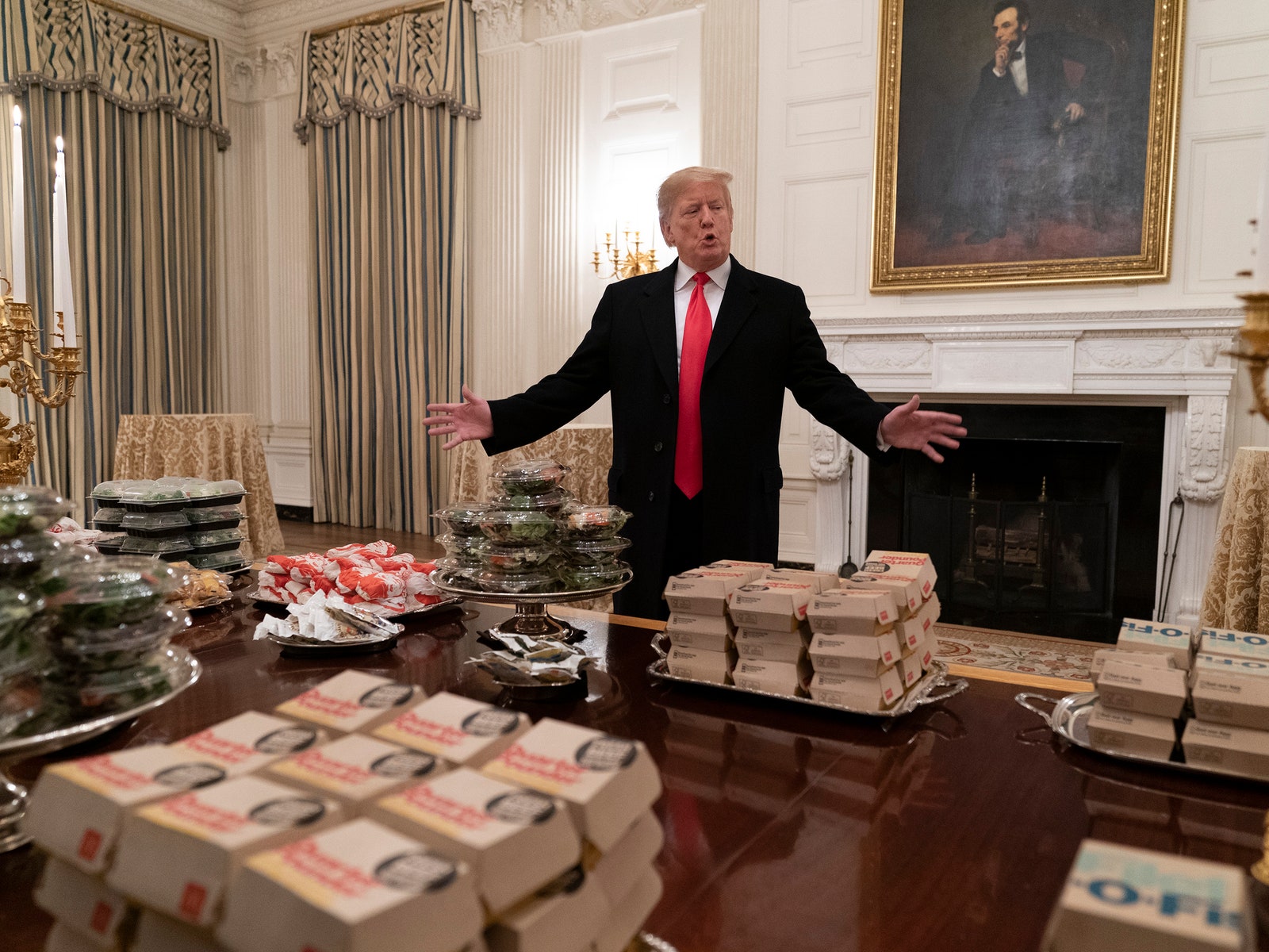 Дональд Трамп устроил в Белом доме прием с бургерами и картошкой фри