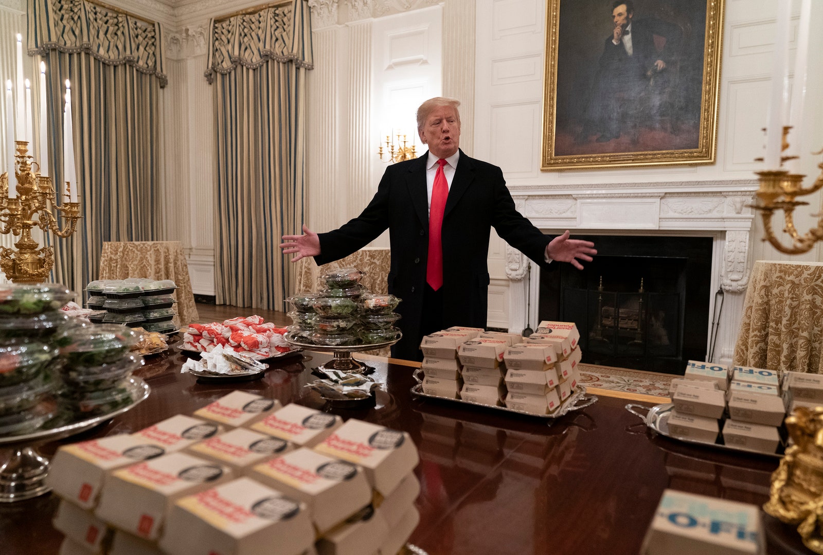 Дональд Трамп устроил в Белом доме прием с бургерами и картошкой фри