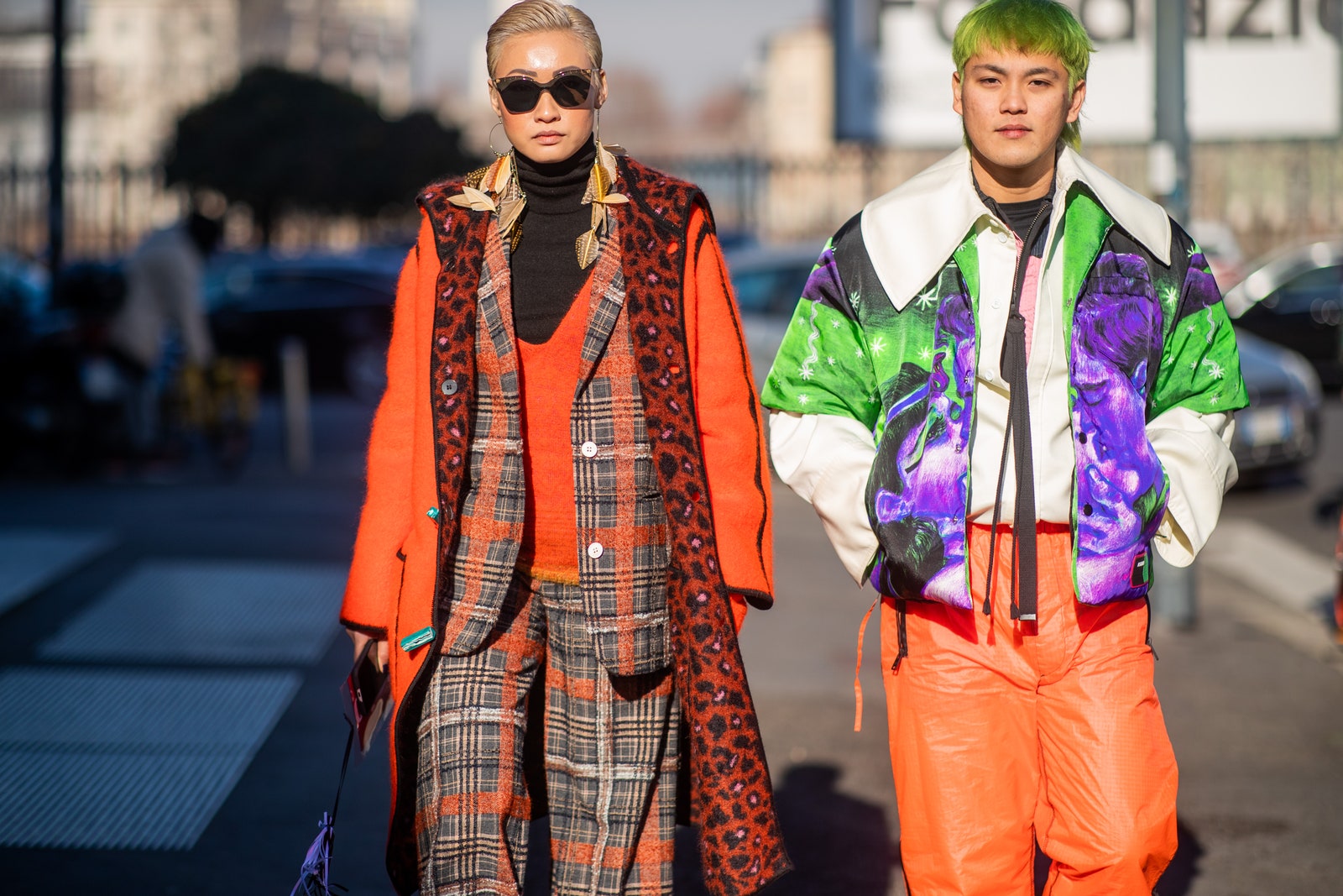 Очень яркие пальто и пуховики в стритстайлхронике с Недели моды в Милане