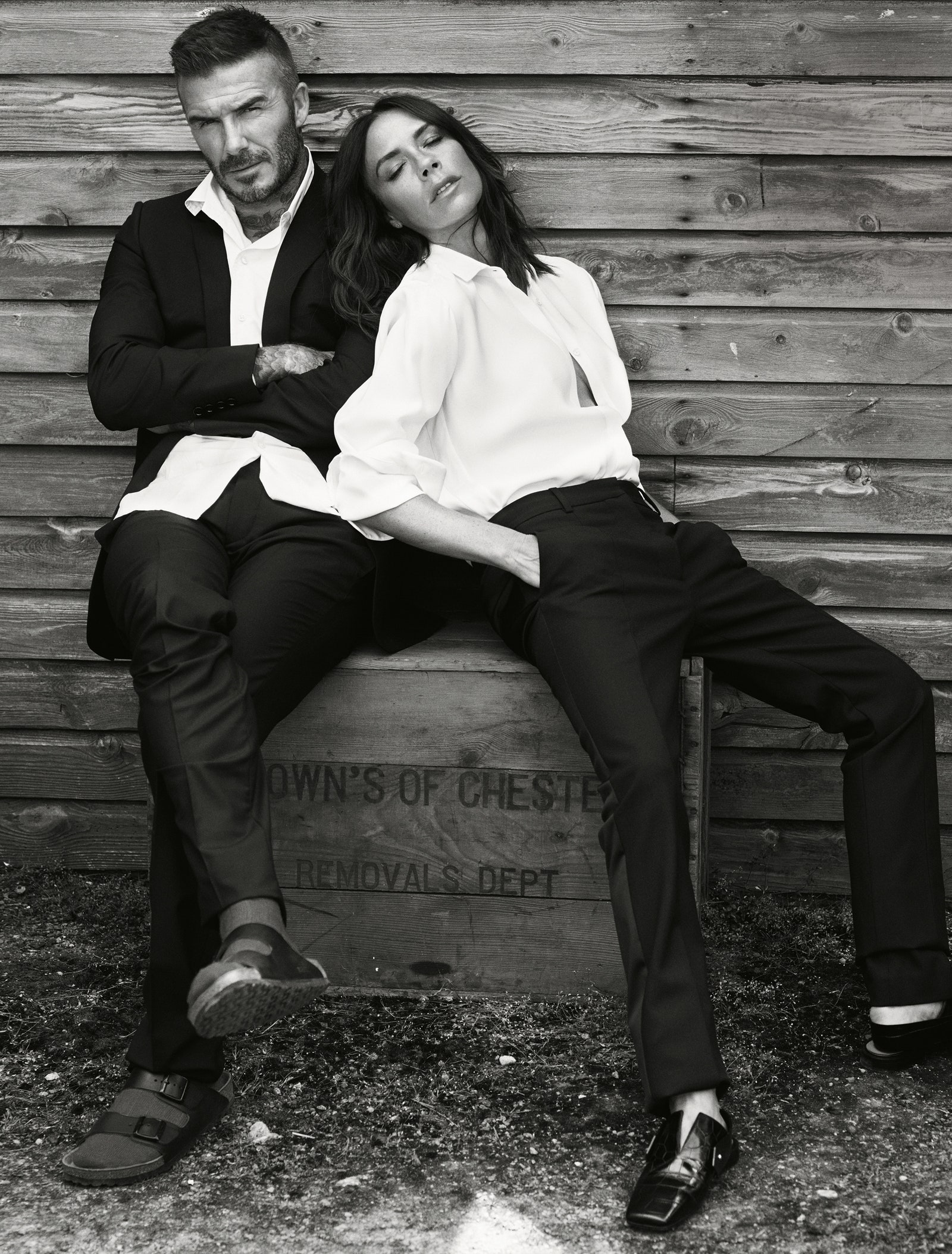 Дэвид и Виктория Бекхэм в поместье Доннингтон в Глостершире. На Дэвиде шерстяной костюм хлопковая рубашка все Dior Homme...