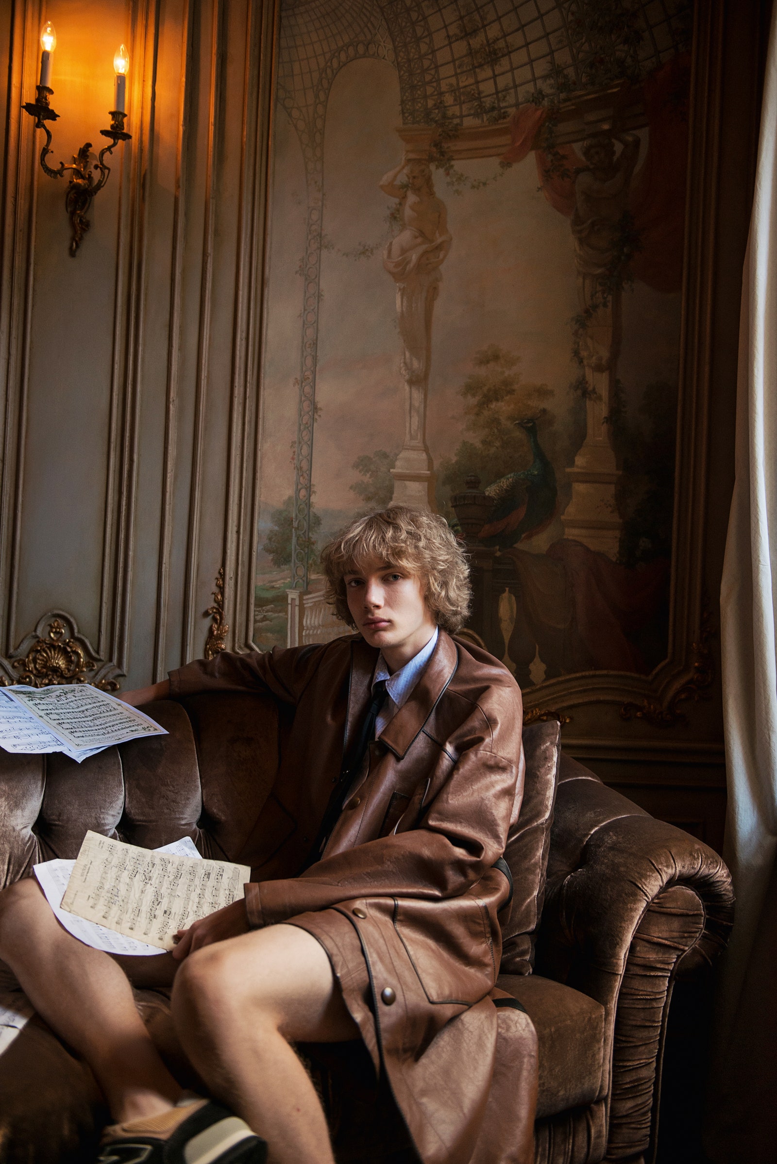 Кожаные пальто и шорты хлопковая рубашка и нейлоновый галстук все Prada кеды из кожи и замши New Balance.