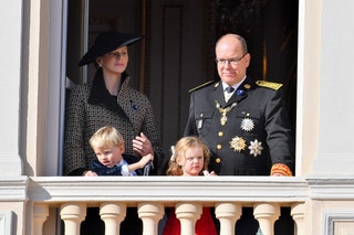 Княгиня Шарлен Князь Альбер II принц Жак и принцесса Габриэлла.