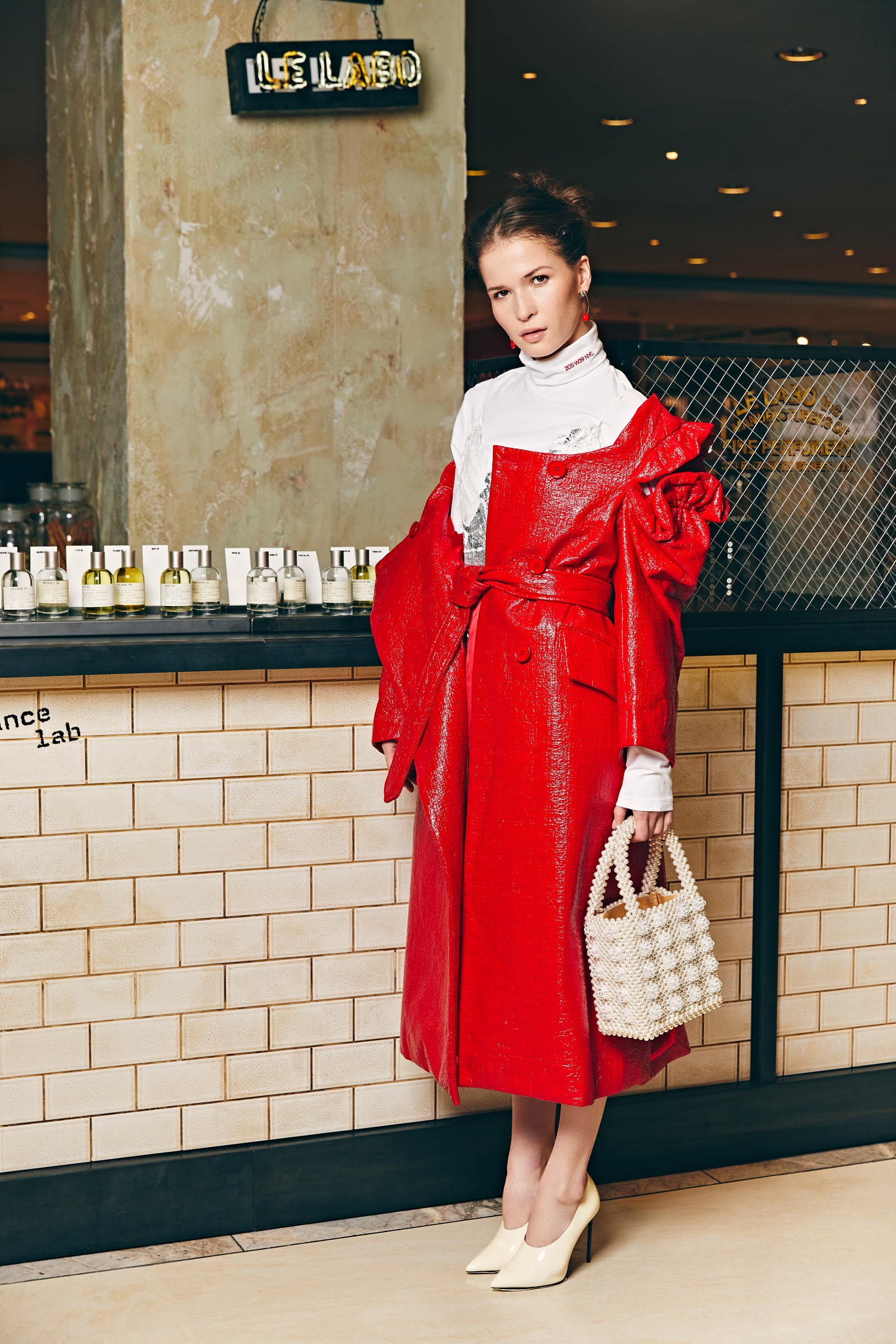 Пальто Simone Rocha водолазка и платье Calvin Klein 205W39NYC сумка Shrimps туфли Saint Laurent серьги Marni tsum.ru
