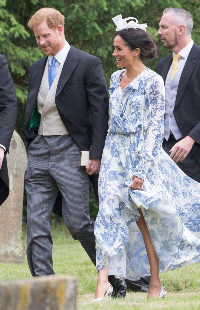 Принц Гарри и Меган Маркл на свадьбе Сесилии Маккордейл в Линкольншире. Меган в Oscar de la Renta