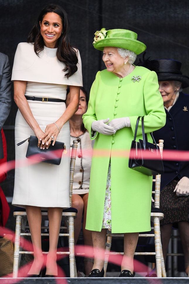 Меган Маркл и королева Елизавета II в графстве Чешир. Меган в платье Givenchy