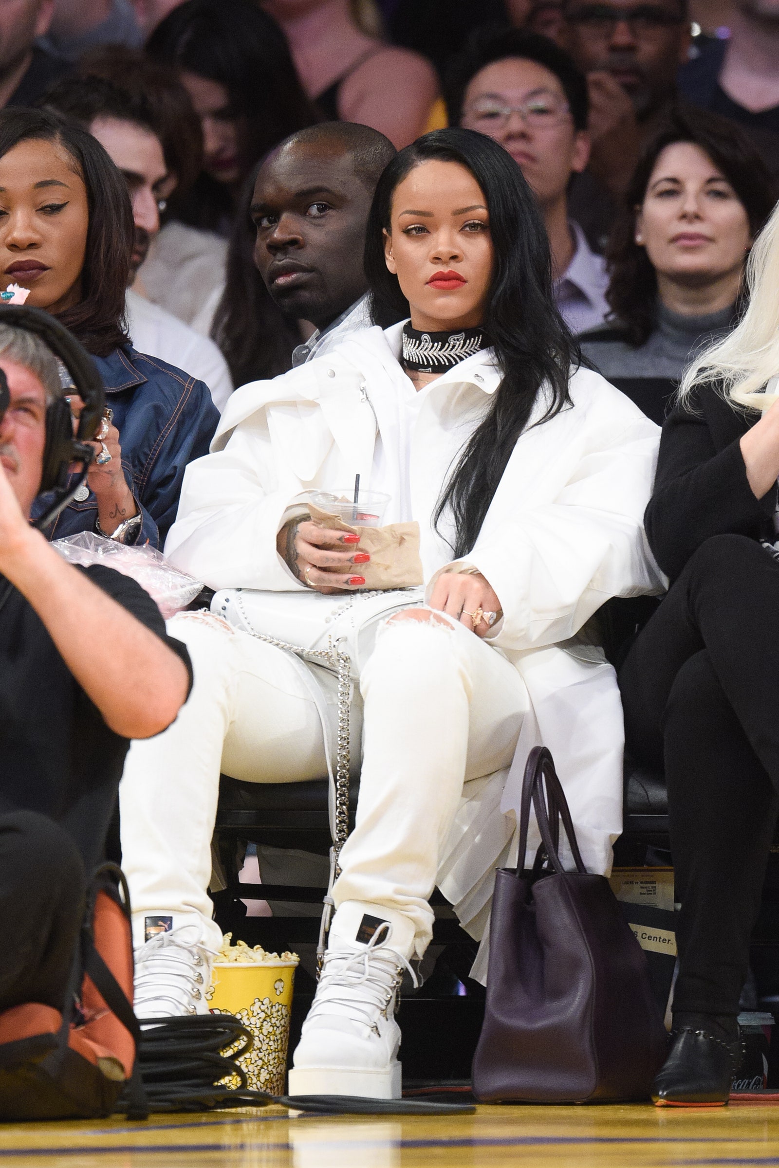 Рианна в Fenty Puma By Rihanna на игре между «Голден Стейт Уорриорс» и «ЛосАнджелес Лейкерс» 2016