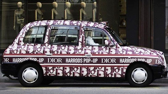 Dior запустили такси в Лондоне