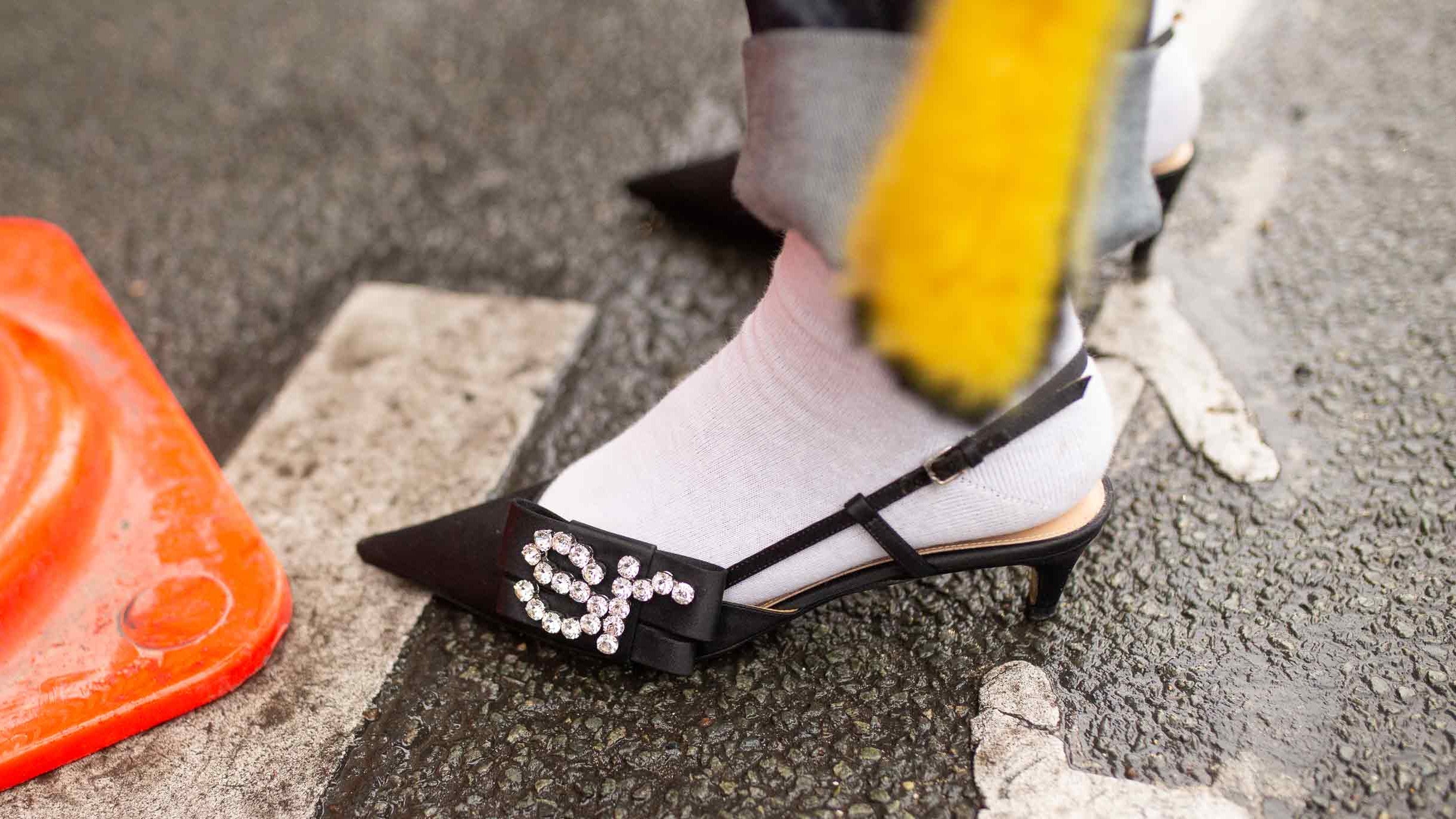 Туфли с открытой пяткой за фасон slingback shoes в новых коллекциях проголосовали Dior Prada и другие