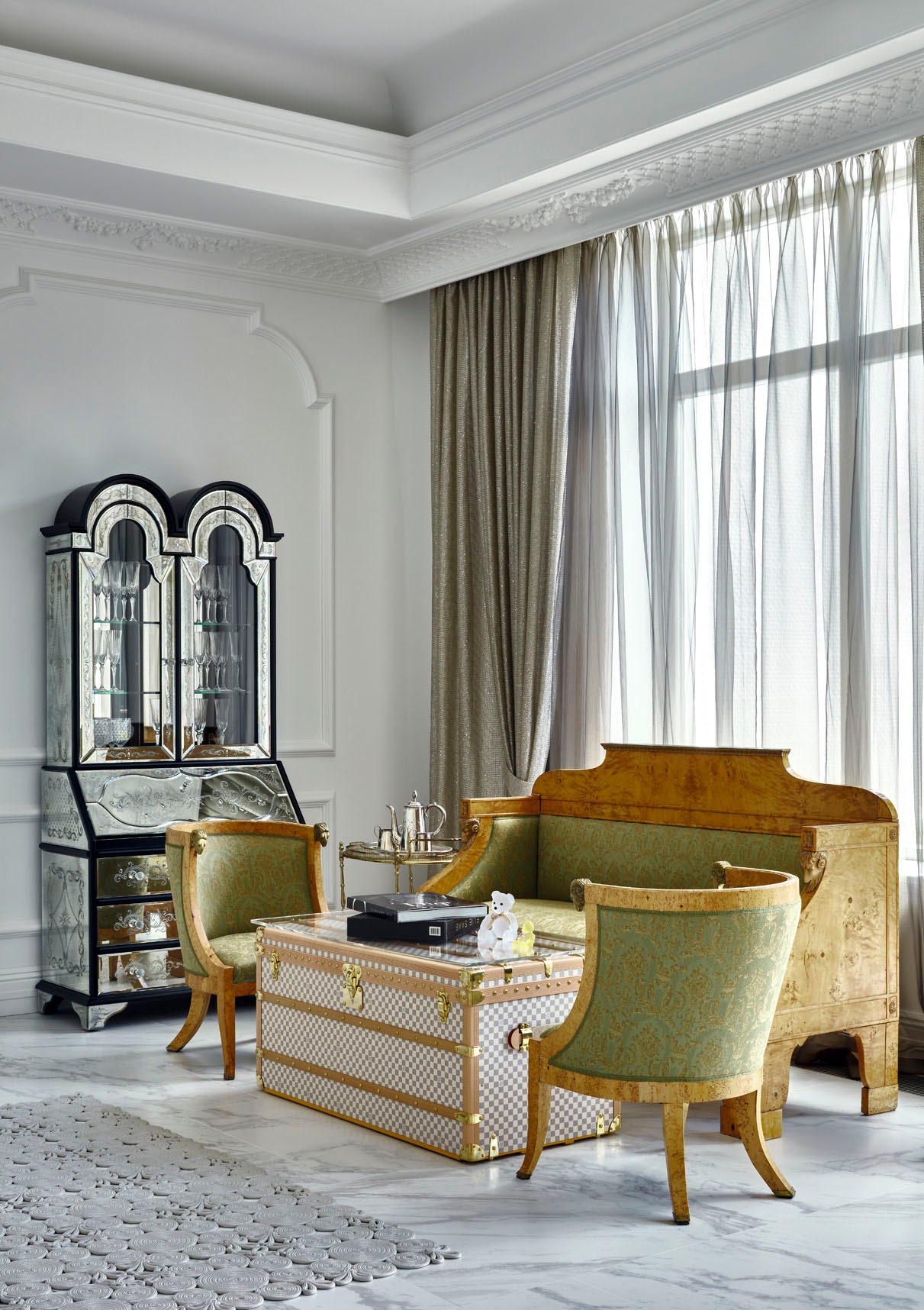 В большой гостиной буфет Arte Veneziana кресла из Николаевского дворца в СанктПетербурге сундук Louis Vuitton.