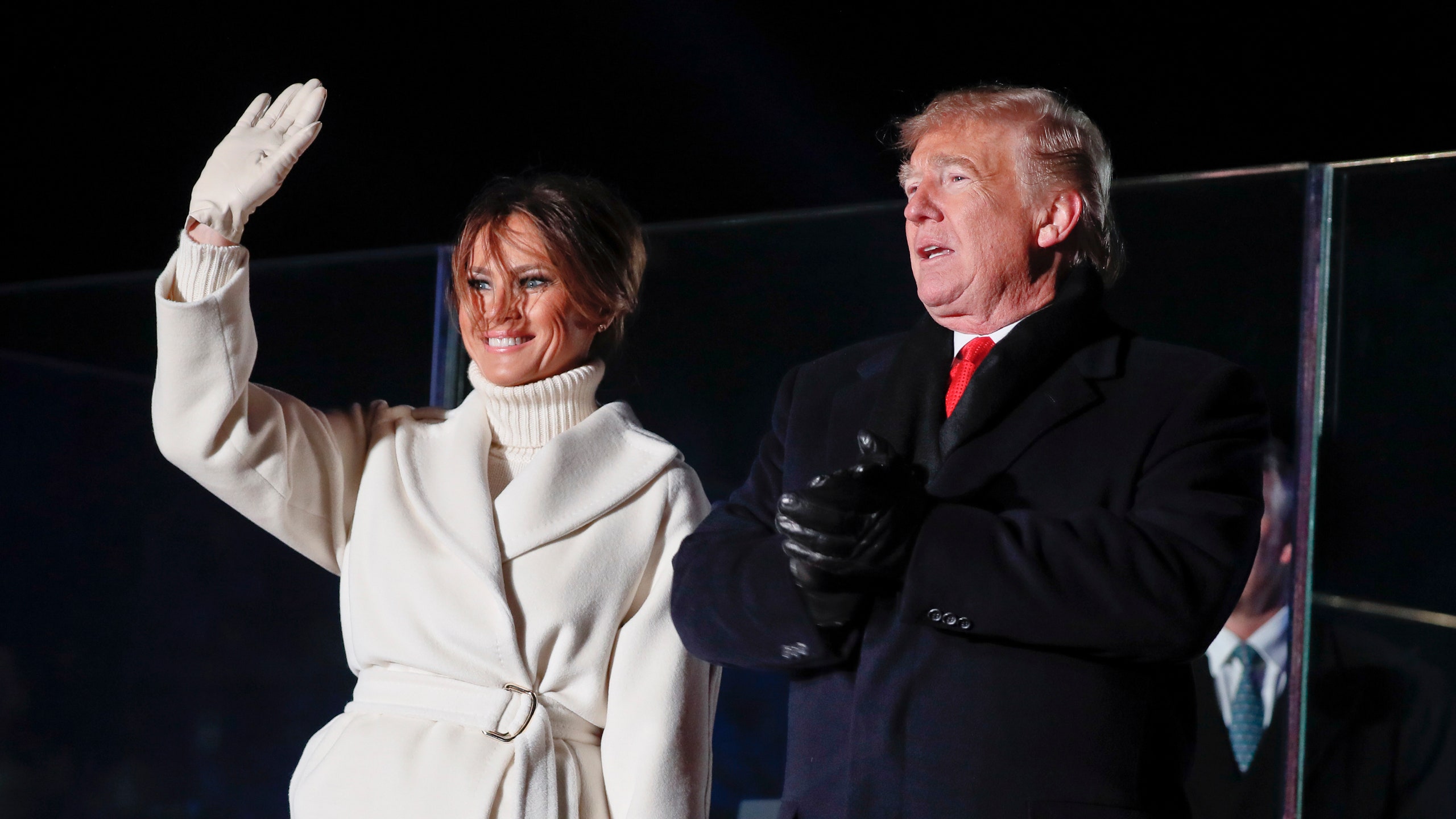 Дональд и Мелания Трамп зажгли огни на главной елке Америки