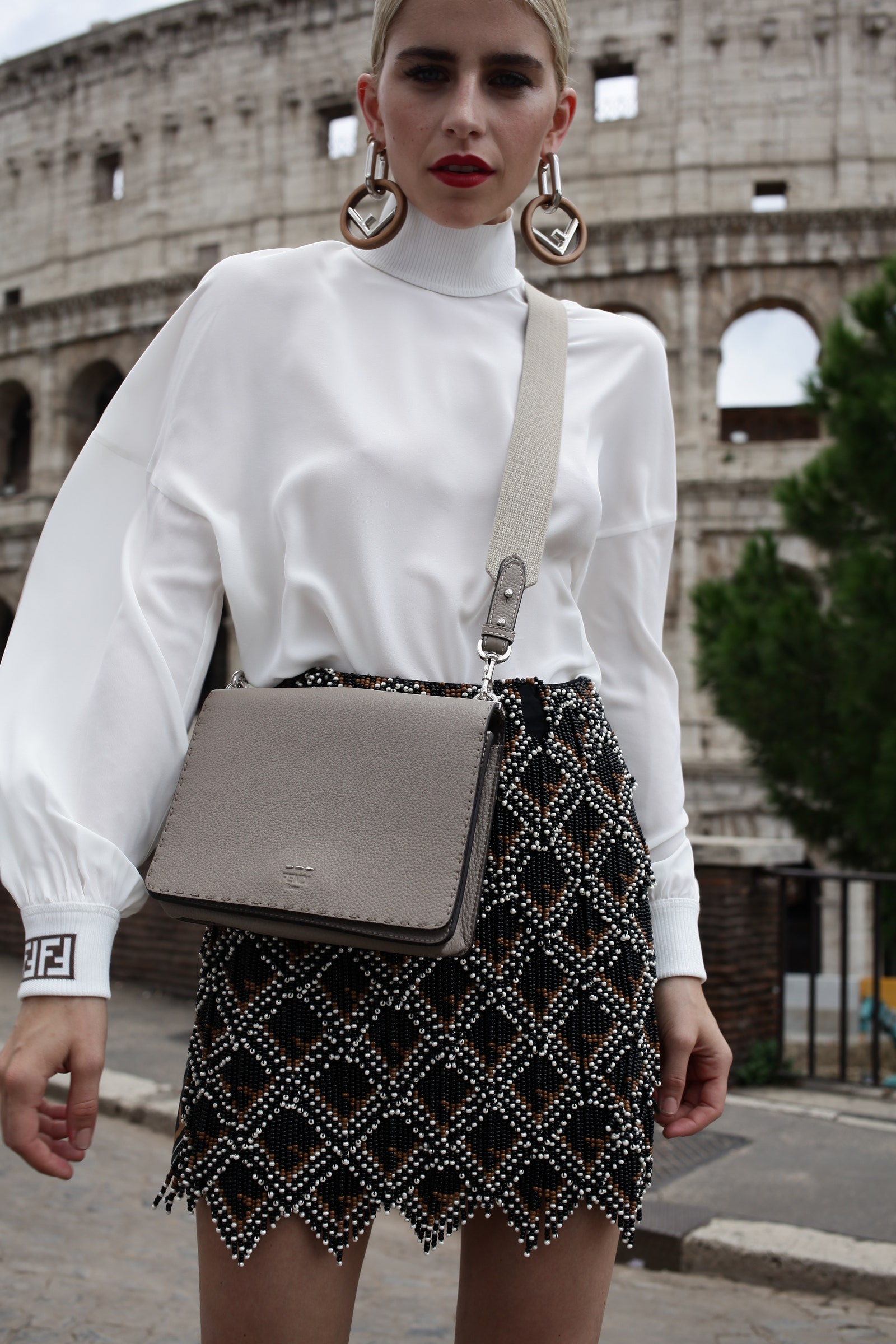 Look of the Day Каролина Даур с сумкой Fendi в Риме