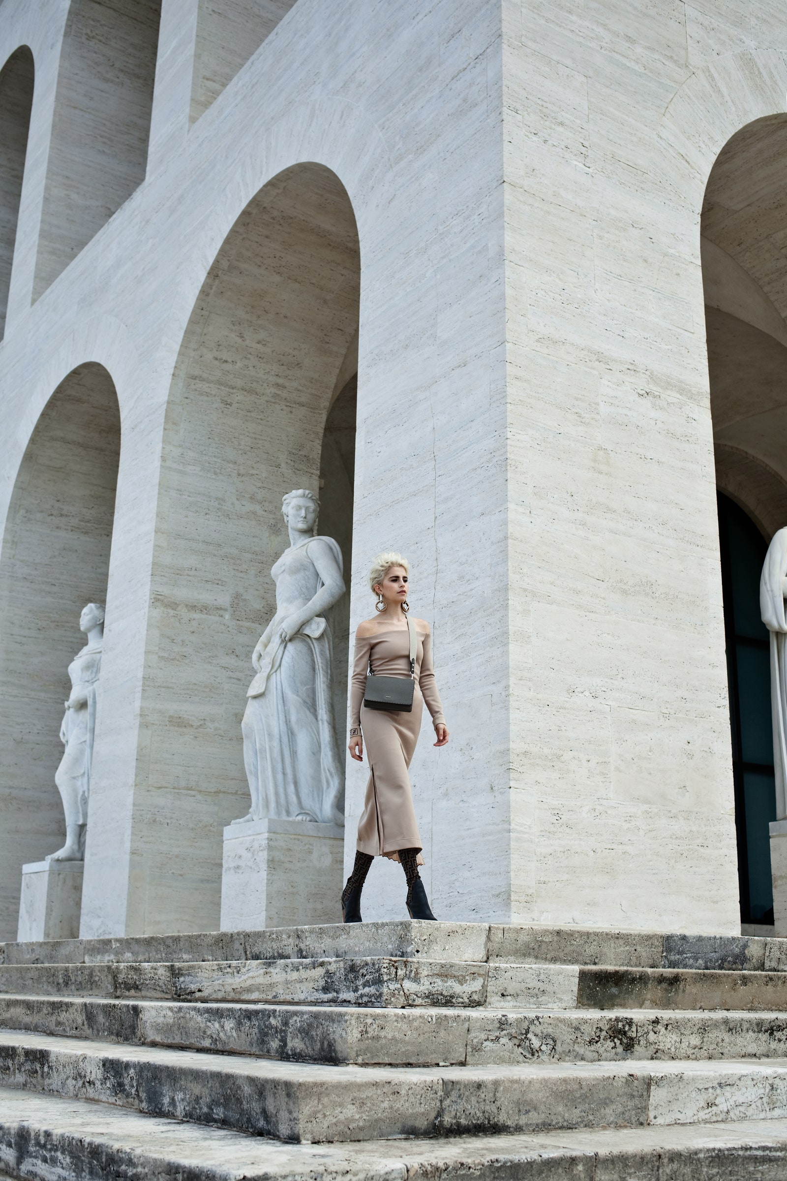 Look of the Day Каролина Даур с сумкой Fendi в Риме