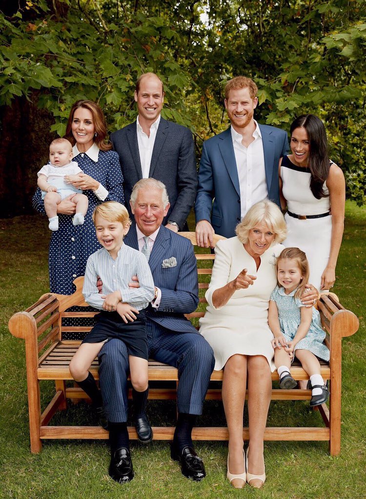 Королевская семья Великобритании опубликовала новые официальные портреты