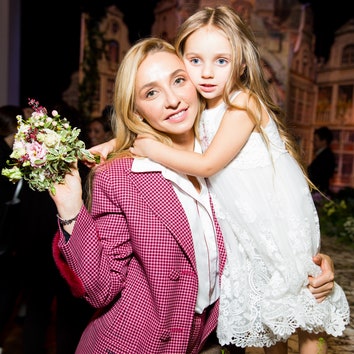 Татьяна Навка с дочерью Надей и другие на показе Yudashkin Kids