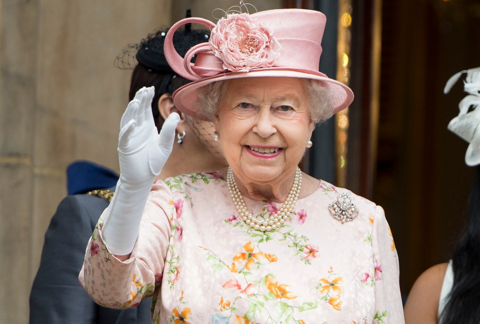 У Елизаветы  II есть искусственная рука для приветствия публики
