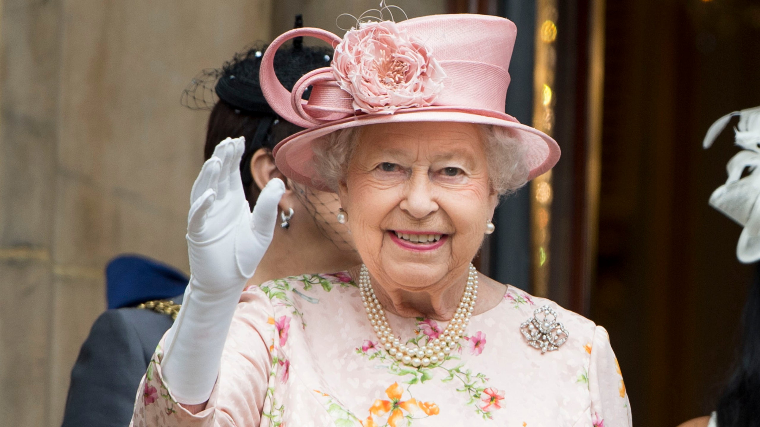 У Елизаветы  II есть искусственная рука для приветствия публики