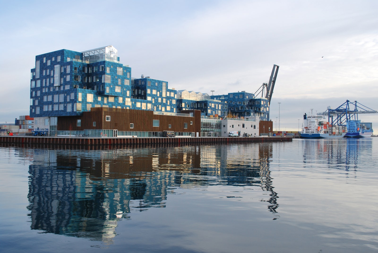 Фасад Copenhagen International School покрыт солнечными панелями.