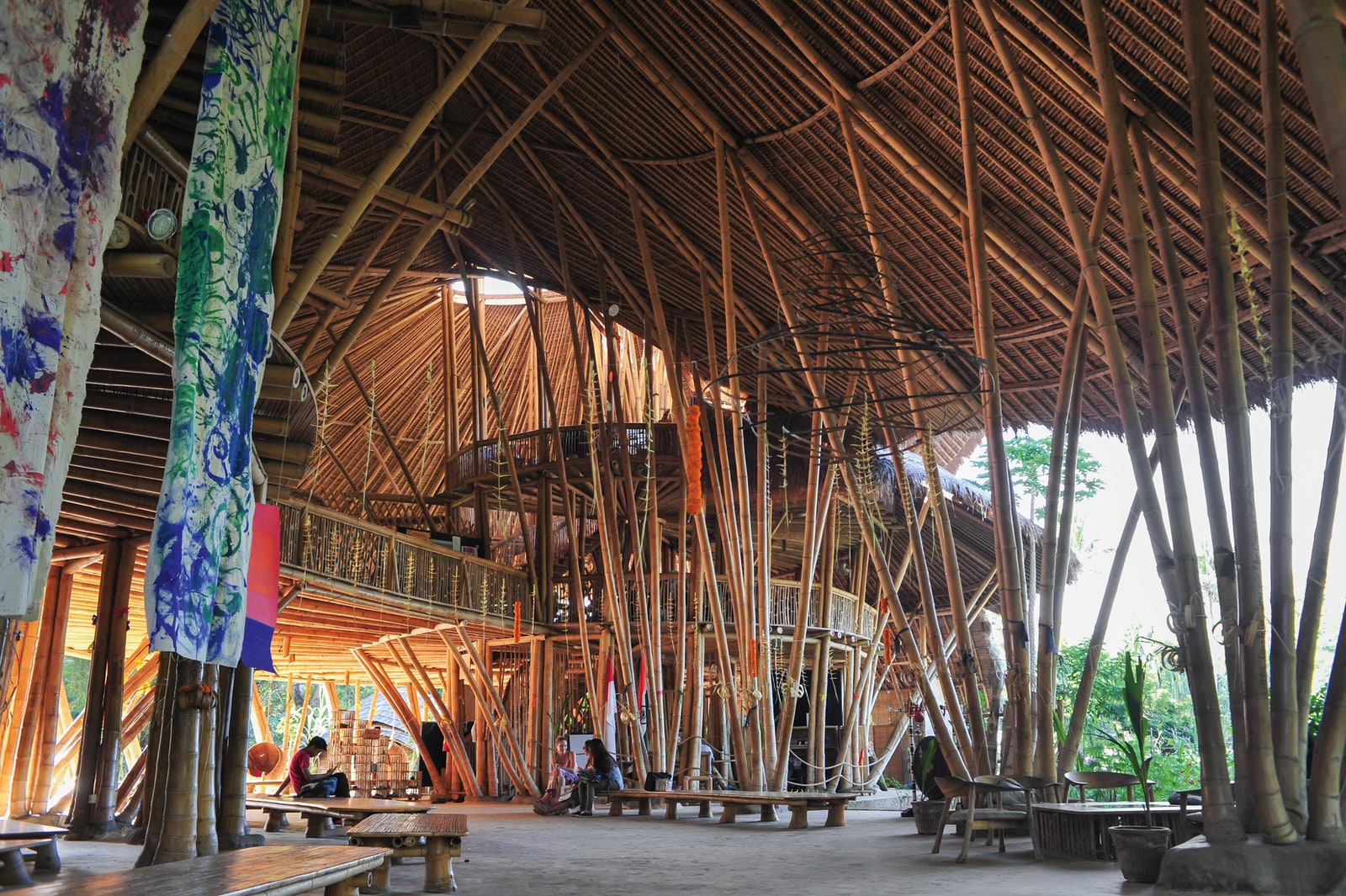 Стен в Green School Bali нет  для естественной вентиляции и единения с природой.