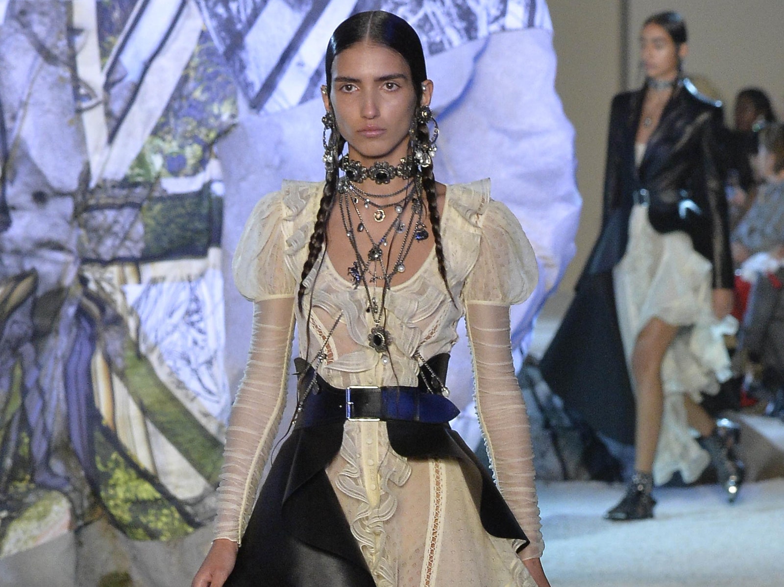 Неделя моды в Париже: показ Alexander McQueen весна-лето 2019