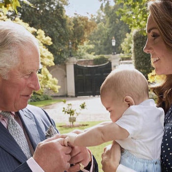 Опубликовано новое фото принца Луи с принцем Чарльзом и Кейт Миддлтон