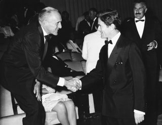 Рене Клер пожимает руку Паоло Пазолини 1964.