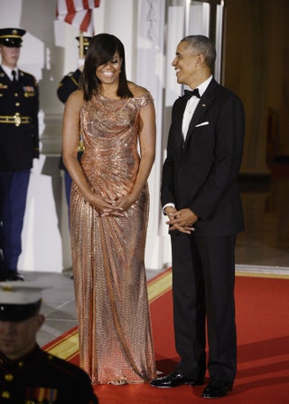 Мишель Обама в платье Versace и Барак Обама.