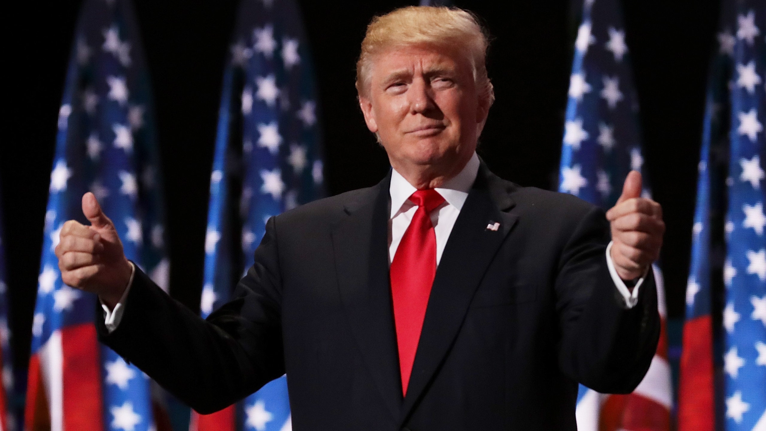 Дональд Трамп не знает как выглядит американский флаг