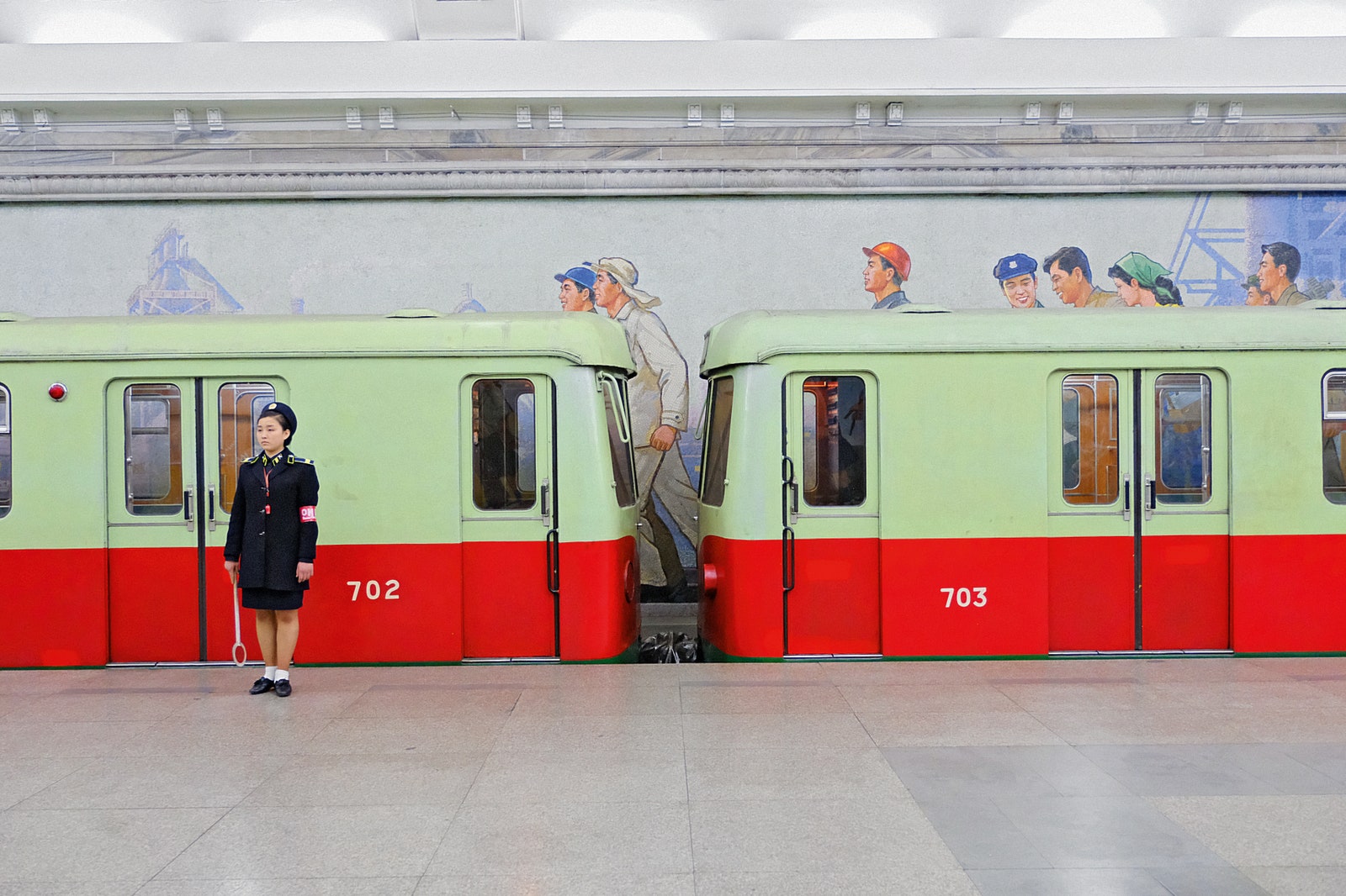 Метро в Пхеньяне официально секретный объект. За порядком следят суровые контролеры.