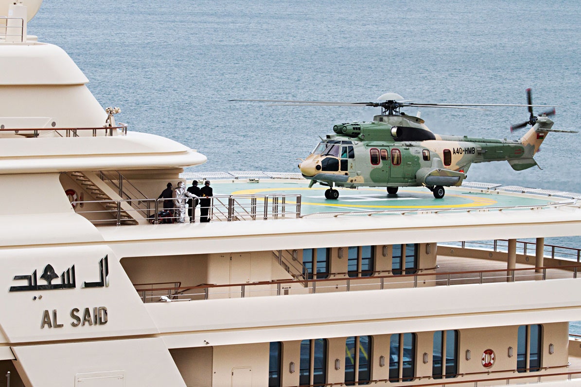 Султан Омана Кабус бен Саид прибыл на свою яхту 2012.