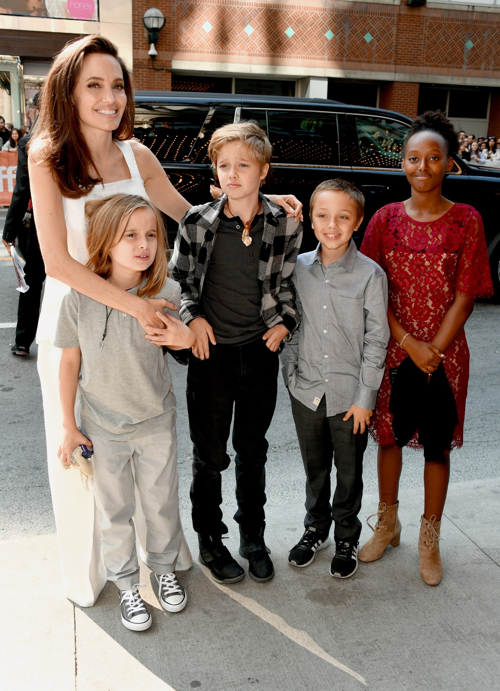 Анджелина Джоли должна разрешить детям общаться с Брэдом Питтом по решению суда