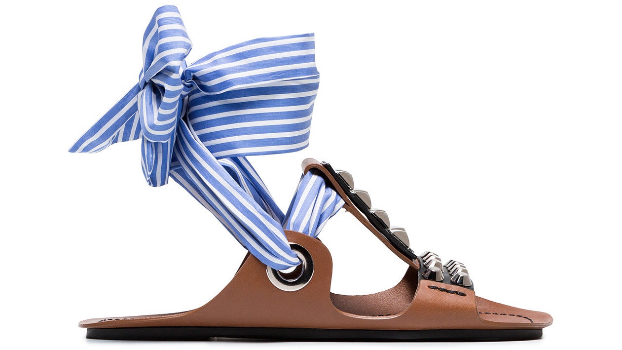 Модная обувь на лето сандалии с лентами