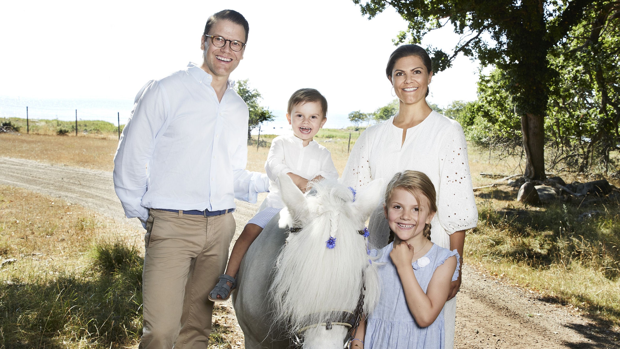 Шведская королевская семья опубликовала три новых официальных портрета