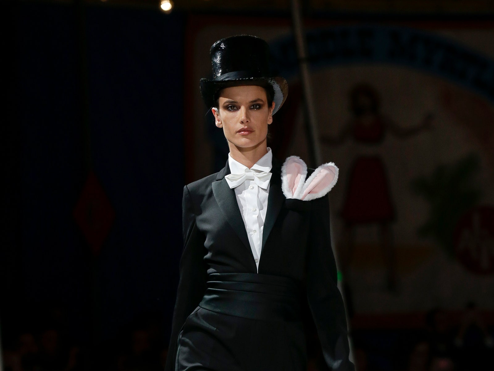 Крис Дженнер и Гвен Стефани на показе Moschino Resort 2019