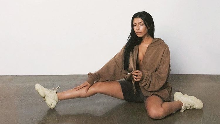 Обнаженные девушки в екламе кроссовок Канье Уэста Yeezy 500 Supermoon Yellow