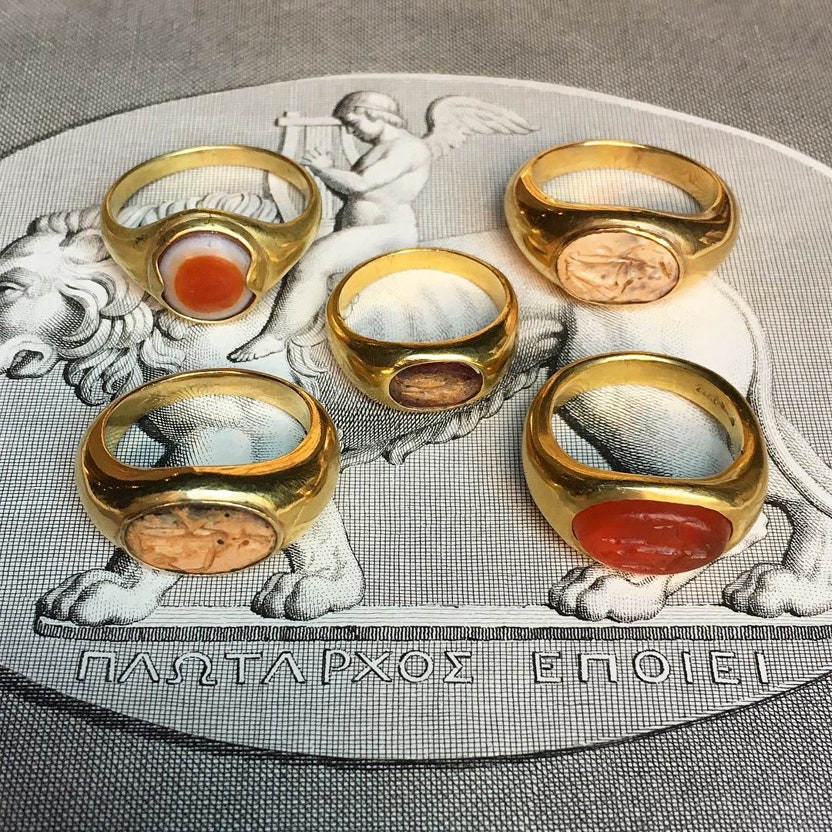 Античные золотые кольца в салоне De Vera.