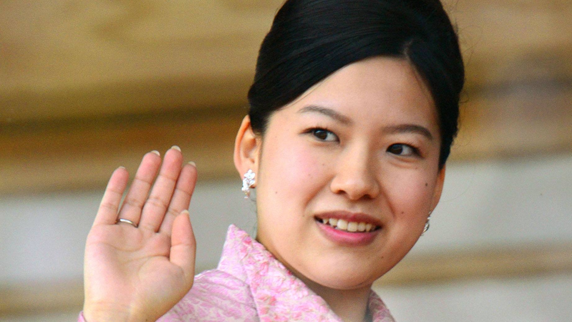 Принцесса Японии Аяко отреклась от престола чтобы выйти замуж по любви