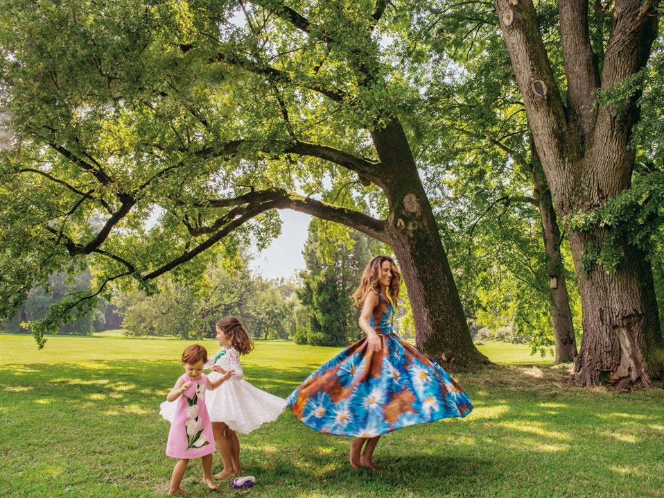Коко с дочерьми в парке поместья.