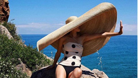 Как носить соломенную шляпу с большими полями модный аксессуар лета от Симона Порта Жакмюс
