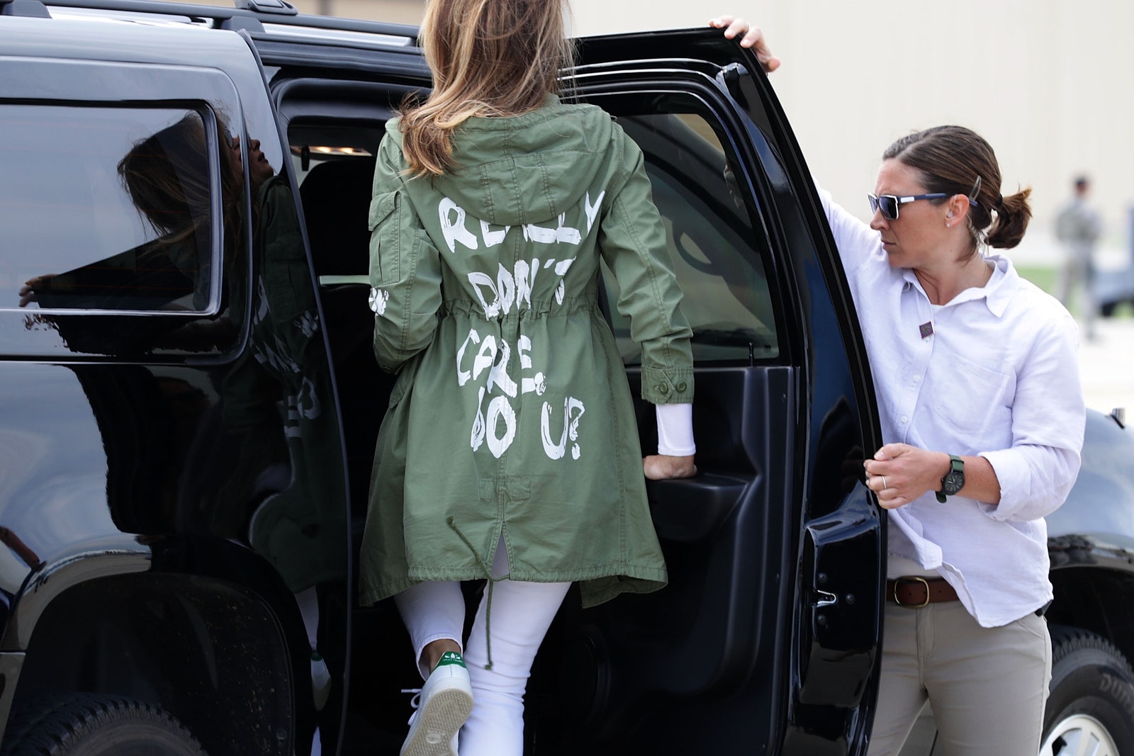 Мелания Трамп посетила центр для детей нелегальных иммигрантов в куртке со странной надписью
