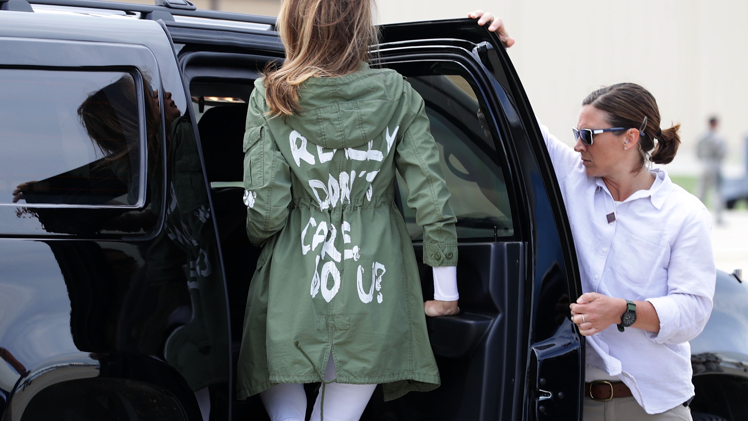 Мелания Трамп посетила центр для детей нелегальных иммигрантов в куртке со странной надписью