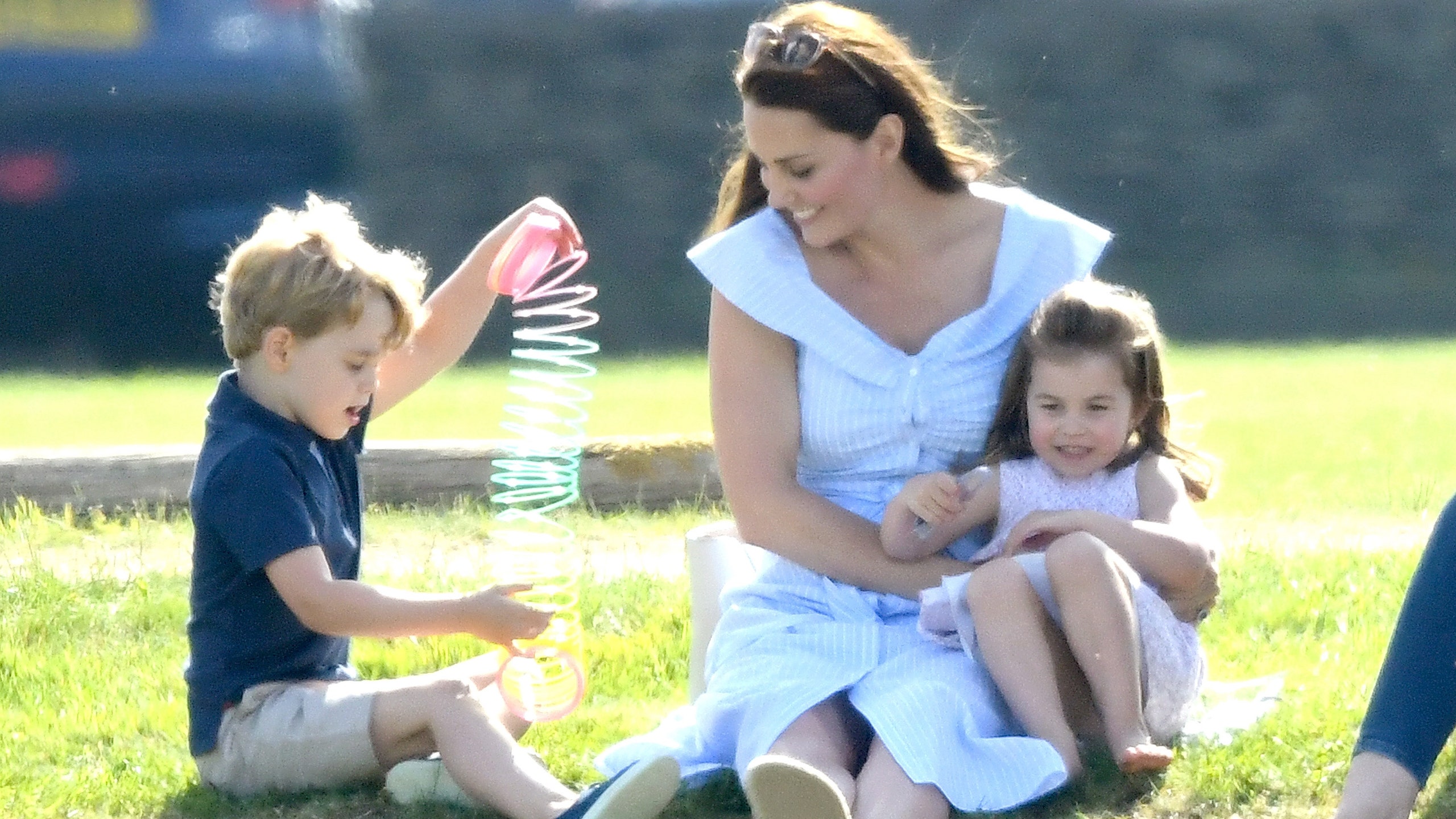 Кейт Миддлтон с детьми Джорджем и Шарлоттой фото на природе