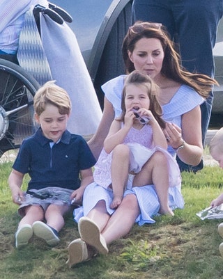 Кейт Миддлтон сnbspдетьми  принцем Джорджем иnbspпринцессой Шарлоттой.