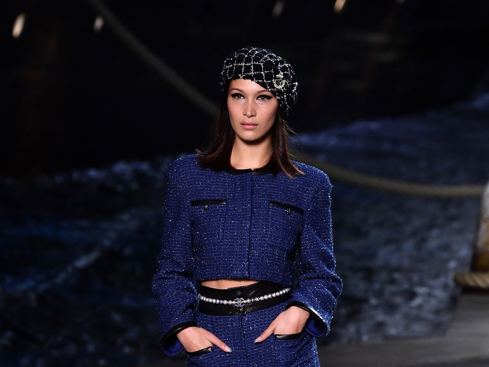 Кристен Стюарт и Марго Робби на показе Chanel Cruise в Париже