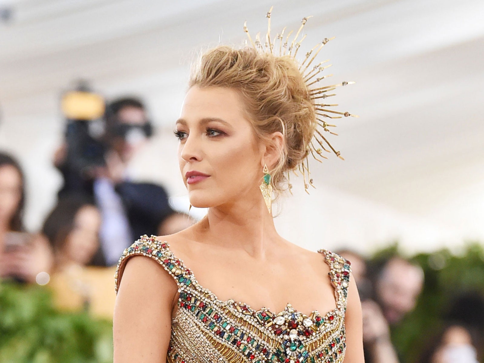 Met Gala 2018: нимбы, папские тиары и терновые венки на Балу Института костюма