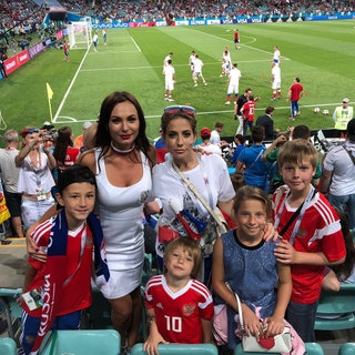Инна Жиркова и Юлия Барановская с детьми.