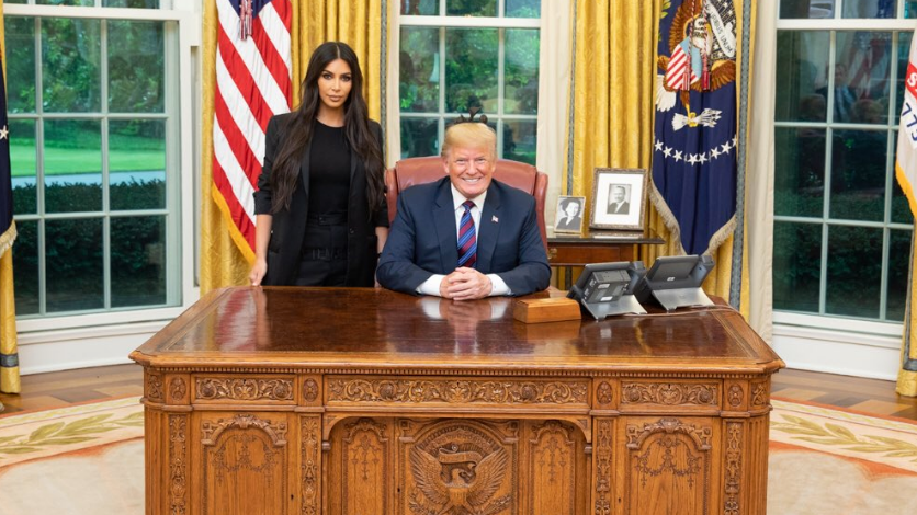 Ким Кардашьян фото с Дональдом Трампом в Белом доме
